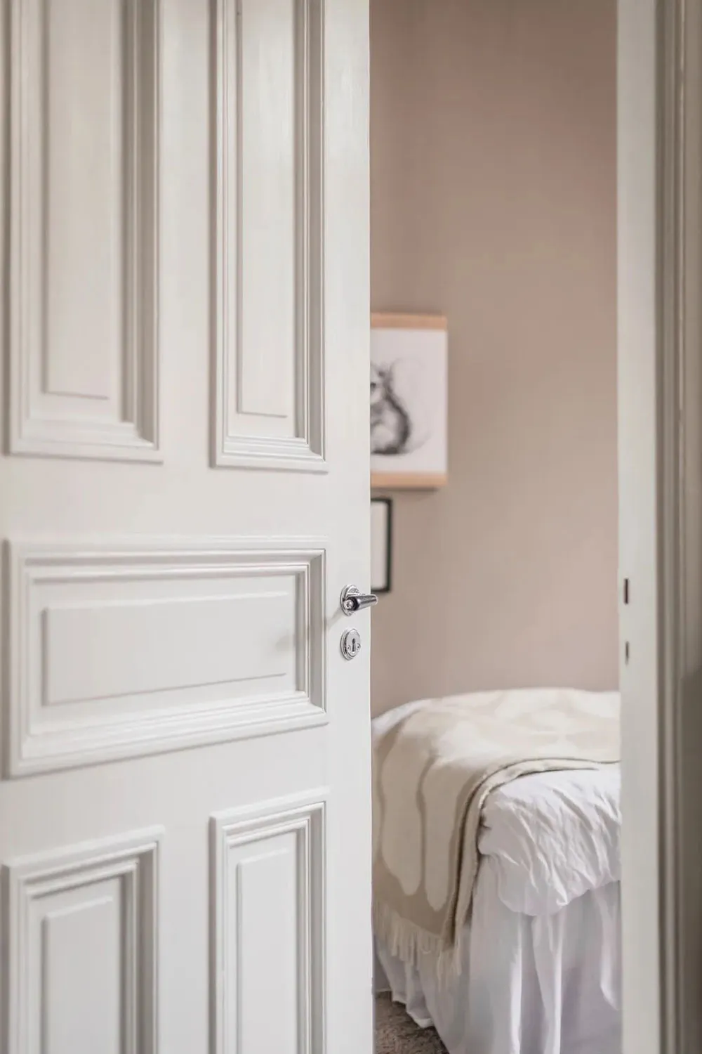 Atmosferyczny skandynawski wnętrze z ciemnym sufitem (81 m²) - Gallery image 30