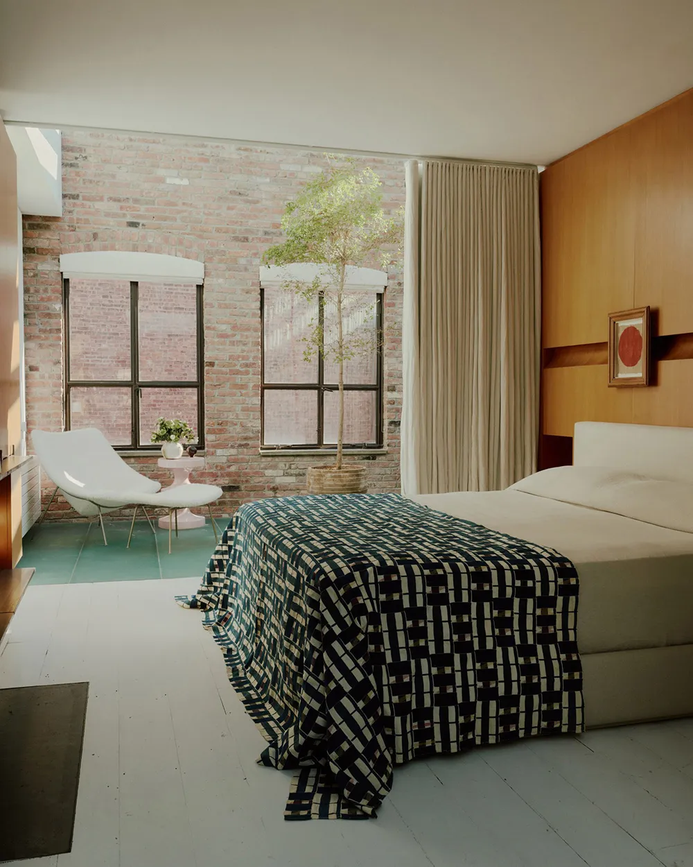 Miks stylów i słoneczny świat w wnętrzach niezwykłego taunhouse'a w Nowym Jorku - Gallery image 17