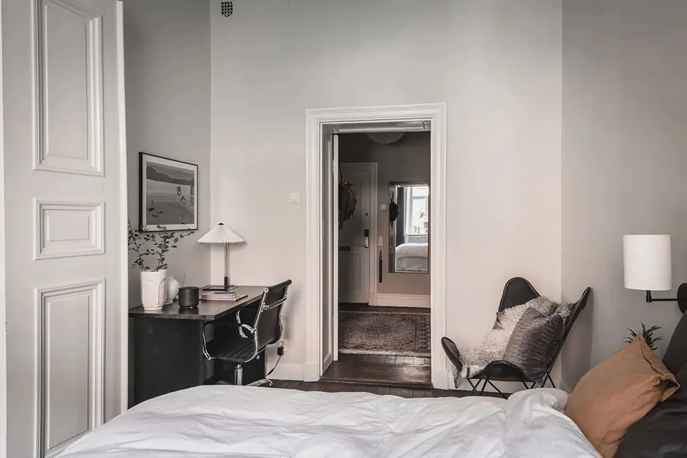 Atmosferyczny skandynawski wnętrze z ciemnym sufitem (81 m²) - Gallery image 17