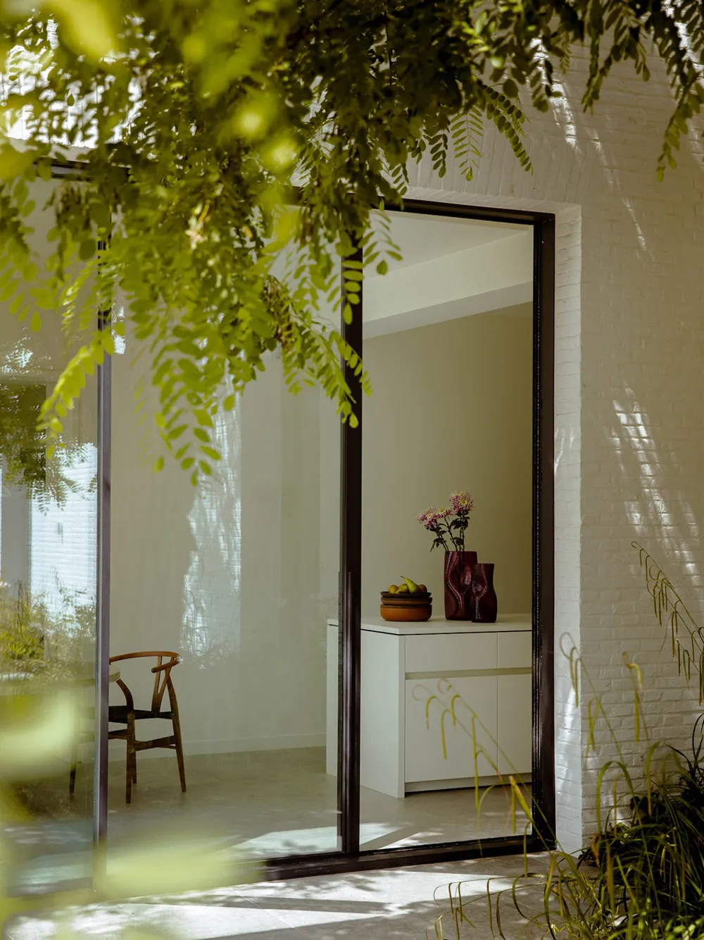 Спокойный, но изысканный современный интерьер рядом с парком в Бельгии - Gallery image 1