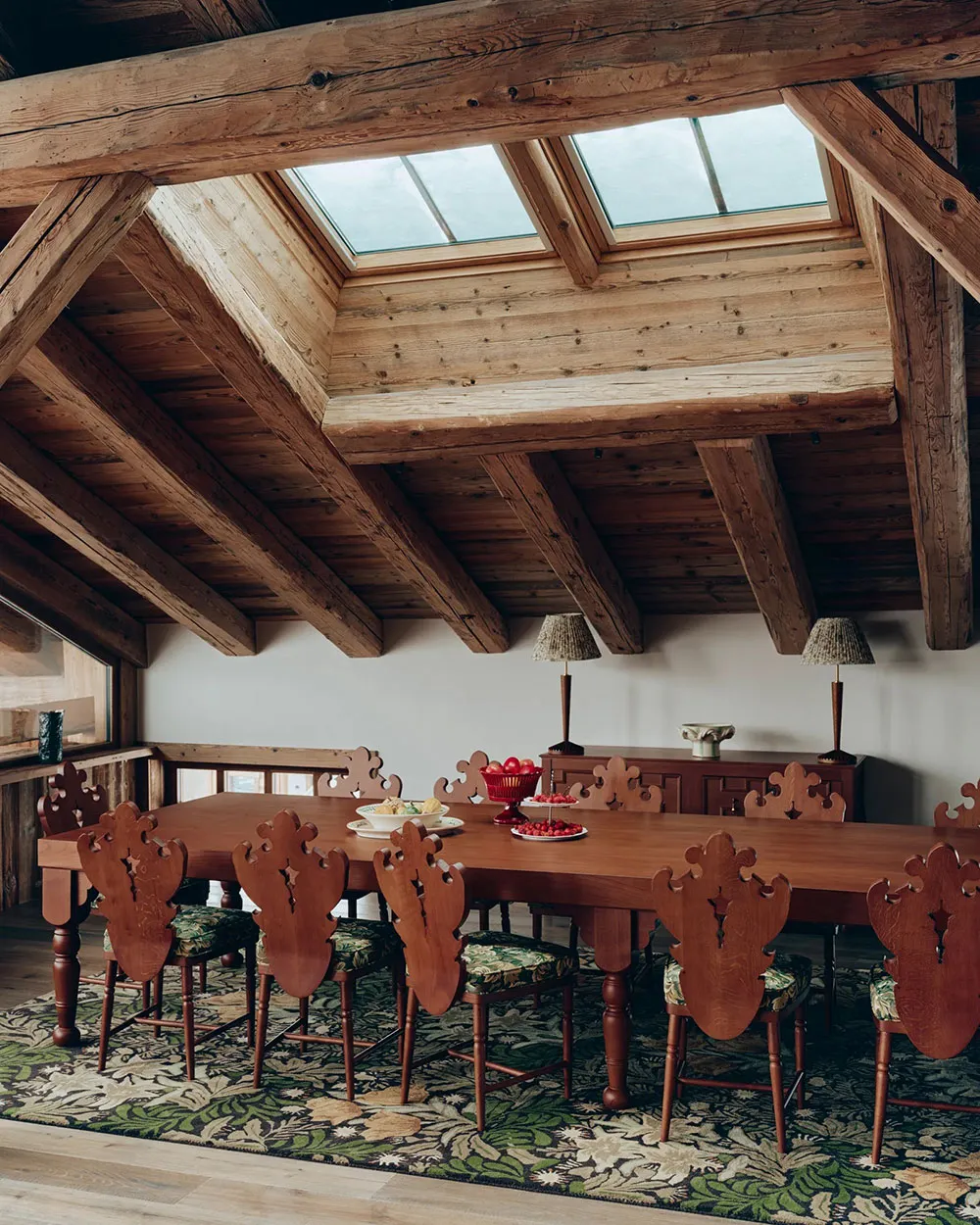 Mix of Traditional Alpine Motifs and Modern Decor: Bright Chalet in Mежeve - Gallery image 4