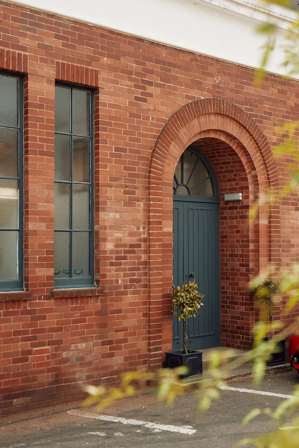 Un magnifique loft moderne dans un ancien bâtiment ecclésiastique en Angleterre - Gallery image 1