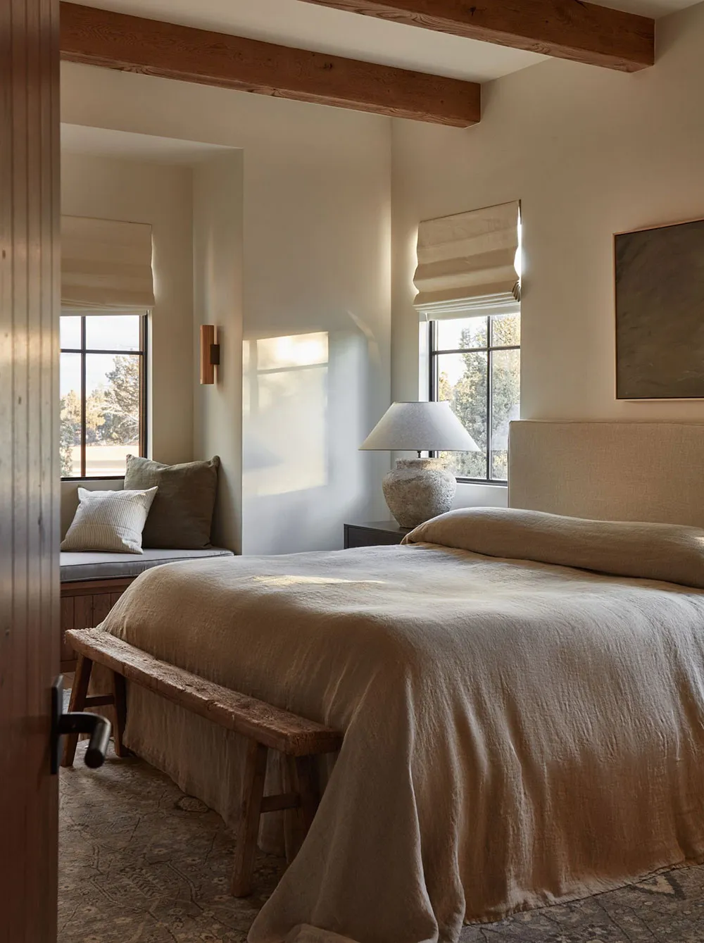 Interior acogedor en tonos beige y marrón en Oregon - Gallery image 18