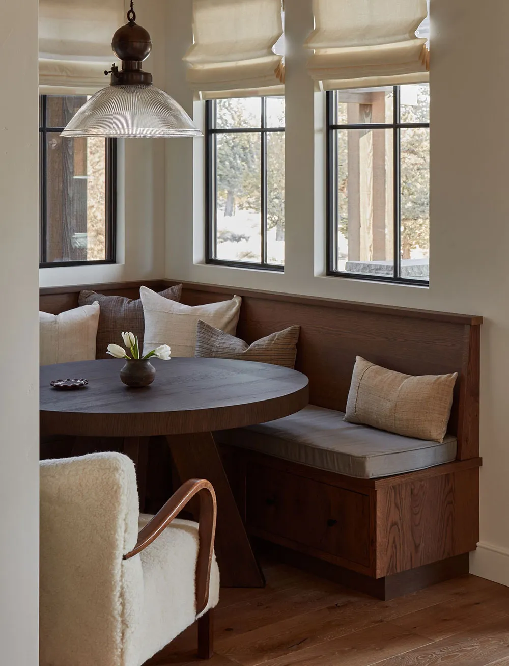 Interior acogedor en tonos beige y marrón en Oregon - Gallery image 13