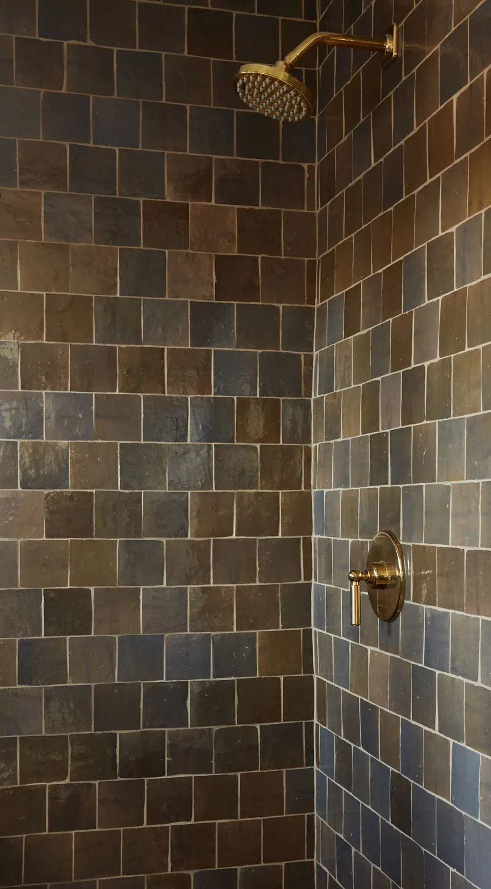 Interior acogedor en tonos beige y marrón en Oregon - Gallery image 25