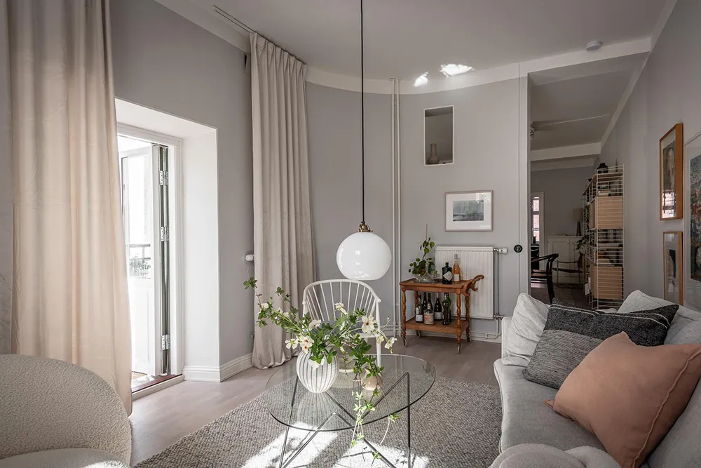 Graue Wände und runde Wohnzimmer: Wohnung in einem alten Haus in Gotenburg - 32