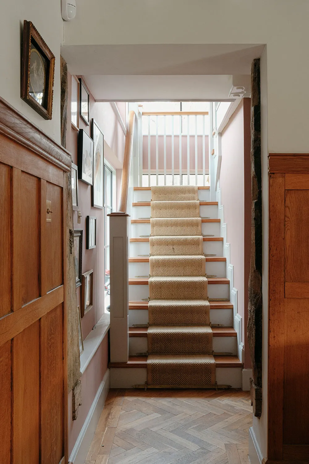 Jasne i ciepłe wnętrza byłego starego ambaru w Anglii - Gallery image 19