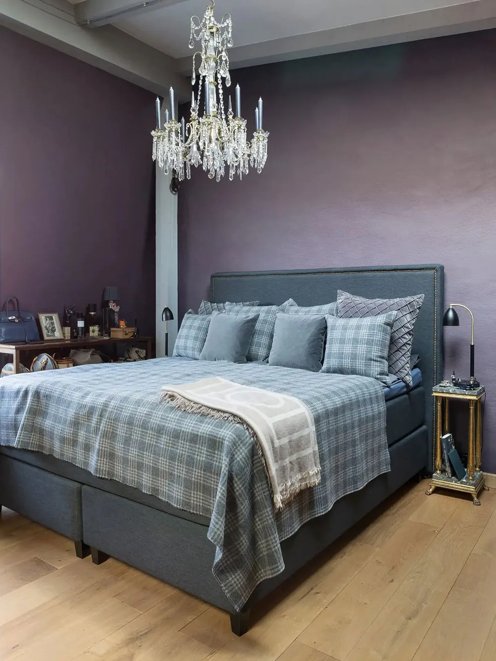 Темні відтінки та антикваріат: квартирка на даху в Гетеборзі - Gallery image 12