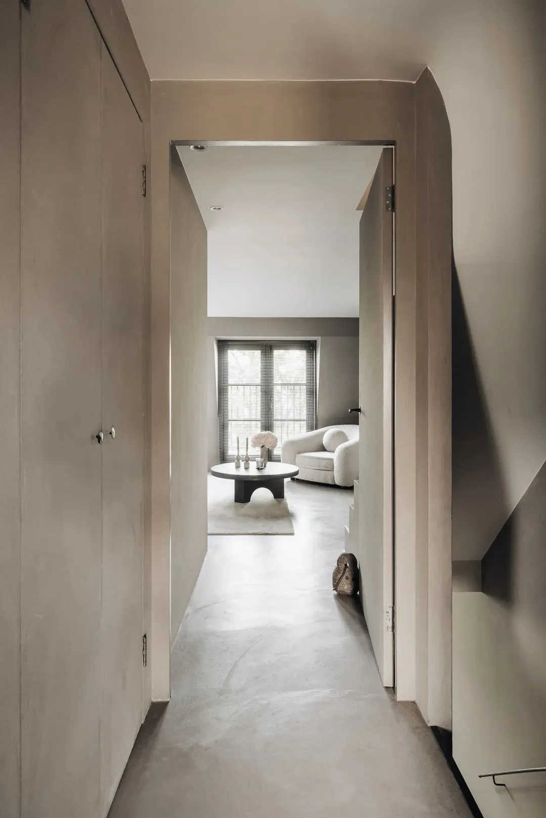 Naturalny minimalizm w designie mieszkania w domu na kanale w Amsterdamie - Gallery image 19