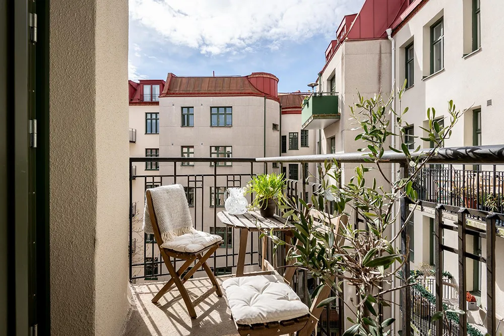 Graue Wände und runde Wohnzimmer: Wohnung in einem alten Haus in Gotenburg - 28