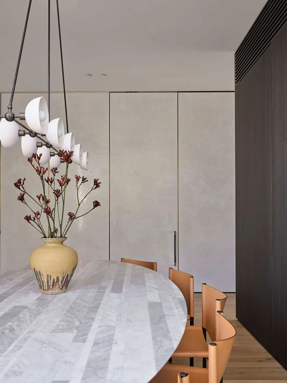 Fenêtre de plafond circulaire et cuisine en marbre : rénovation d'une maison des années 1930 à Sydney - Gallery image 7