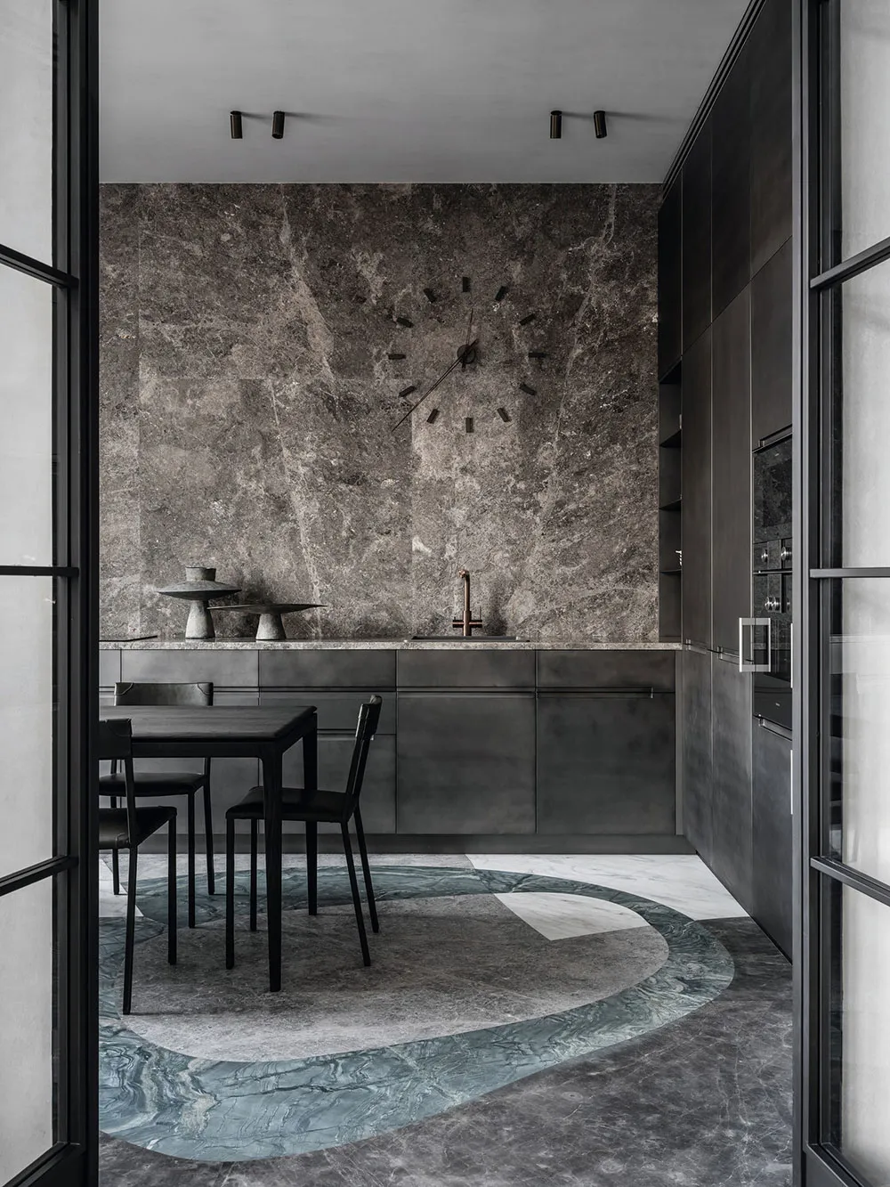 Beton, minimalizm i fotobloki w sypialni: nowoczesny mieszkanie w Moskwie - Gallery image 3