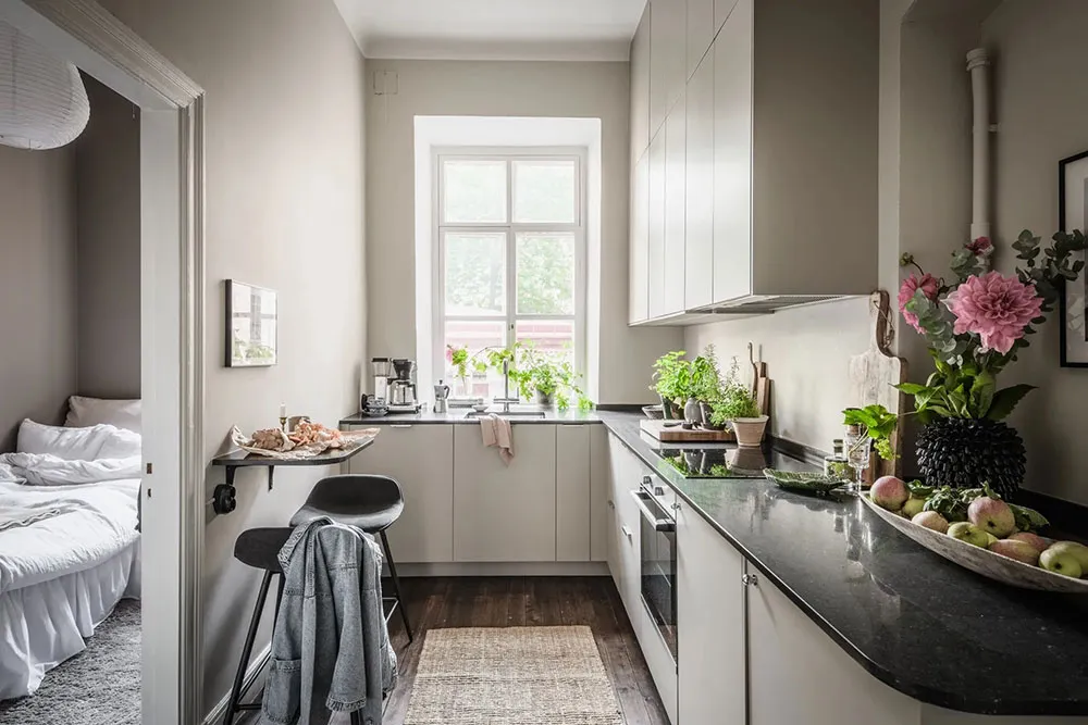 Atmosferyczny skandynawski wnętrze z ciemnym sufitem (81 m²) - Gallery image 28