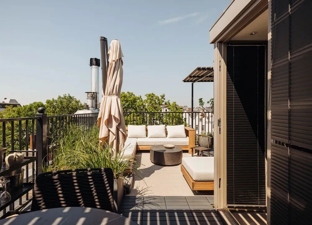 Naturalny minimalizm w designie mieszkania w domu na kanale w Amsterdamie - Gallery image 22