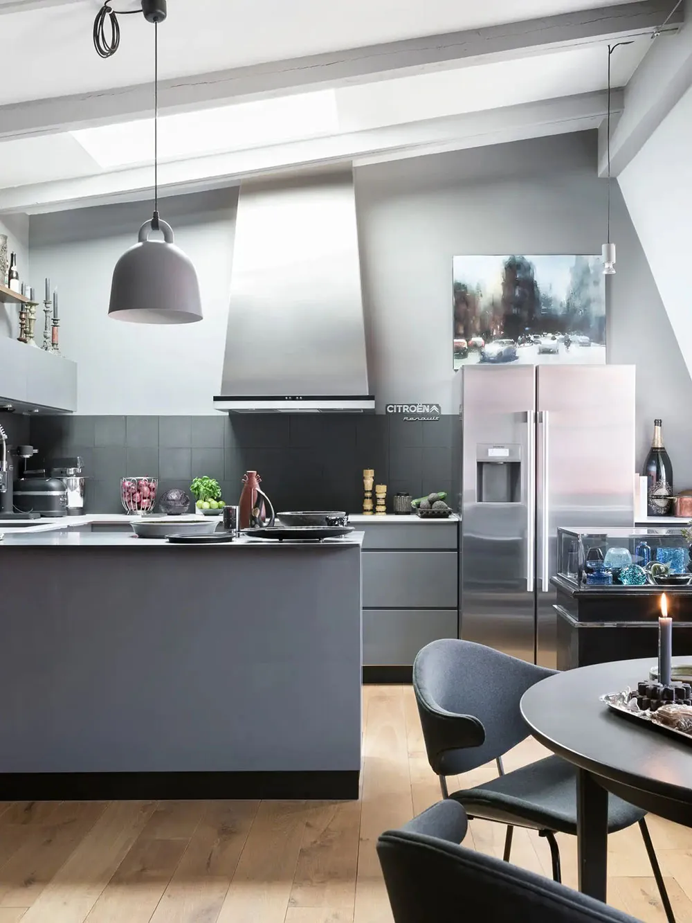 Темні відтінки та антикваріат: квартирка на даху в Гетеборзі - Gallery image 9