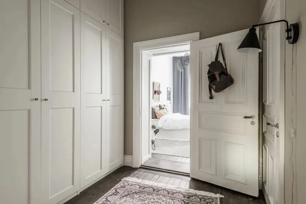 Atmosferyczny skandynawski wnętrze z ciemnym sufitem (81 m²) - Gallery image 19