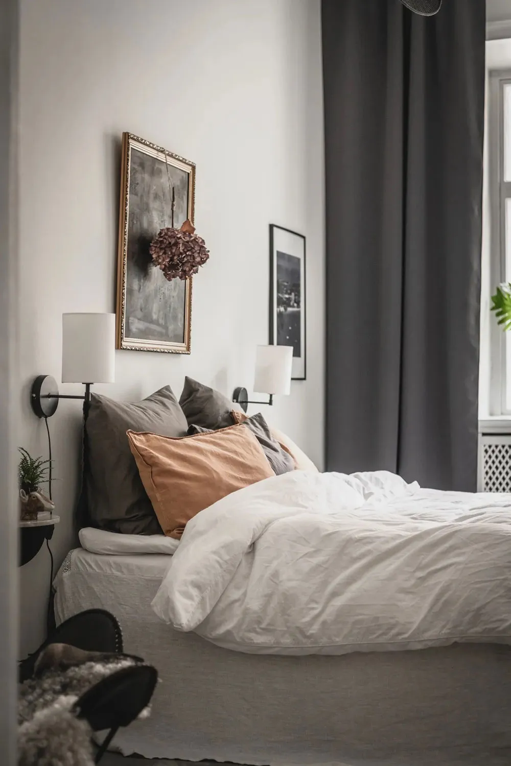 Atmosferyczny skandynawski wnętrze z ciemnym sufitem (81 m²) - Gallery image 13