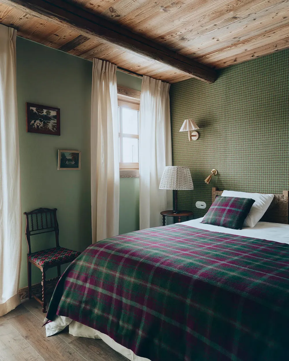 Mix of Traditional Alpine Motifs and Modern Decor: Bright Chalet in Mежeve - Gallery image 7