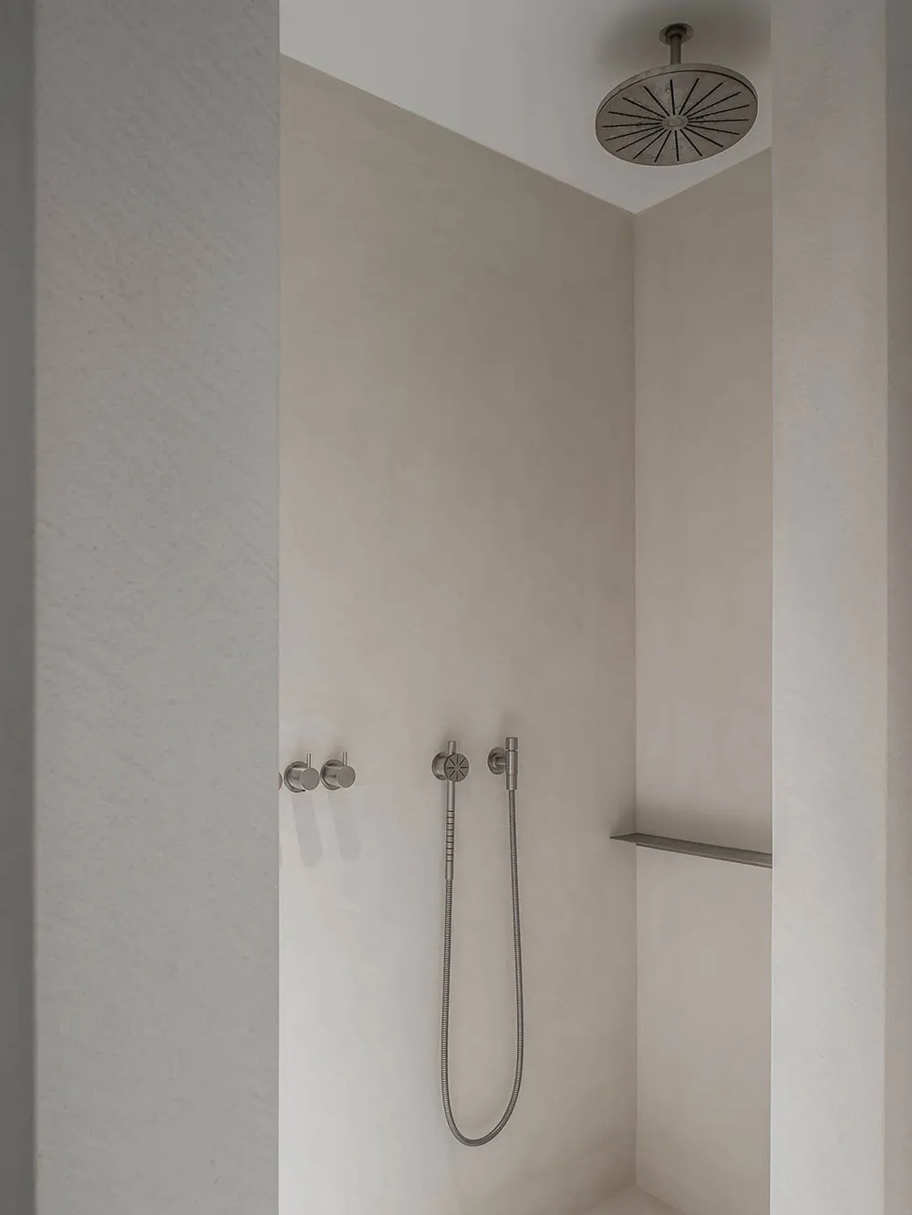 Weicher Minimalismus in der Gestaltung eines modernen Hauses in Amsterdam - Gallery image 17