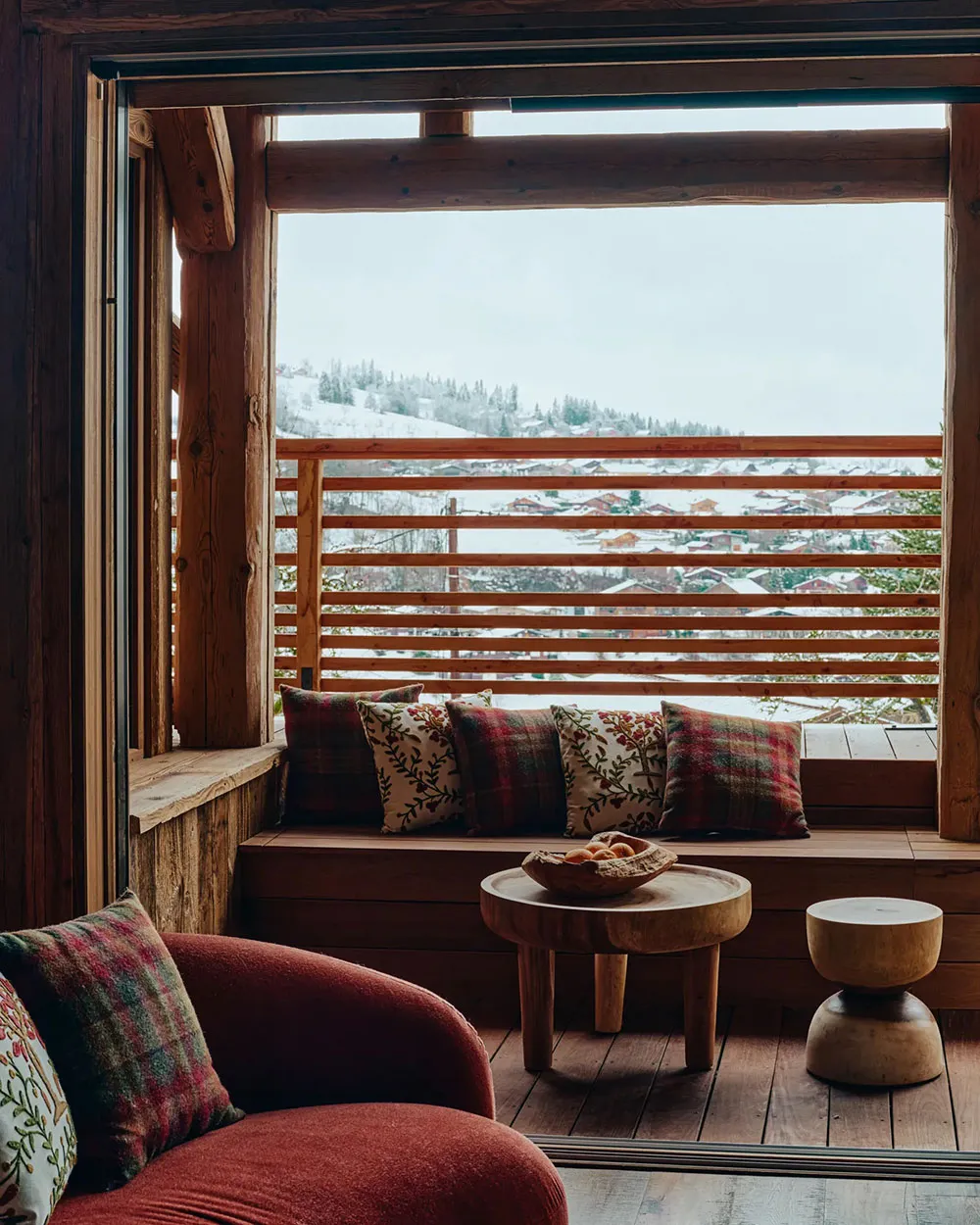 Mix of Traditional Alpine Motifs and Modern Decor: Bright Chalet in Mежeve - Gallery image 17