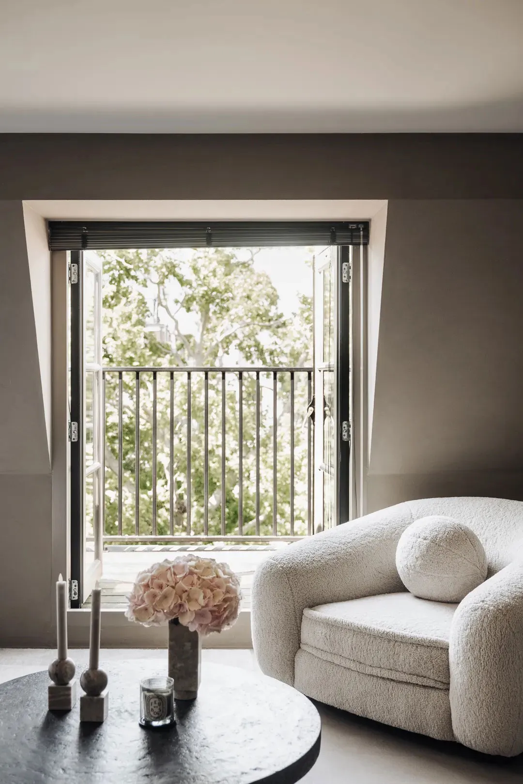 Naturalny minimalizm w designie mieszkania w domu na kanale w Amsterdamie - Gallery image 21