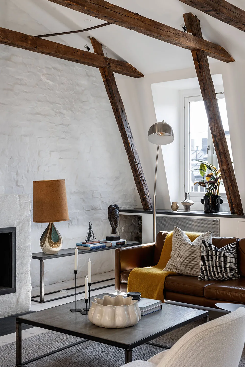 Эффектная мансарда с балками в Стокгольме - Gallery image 1