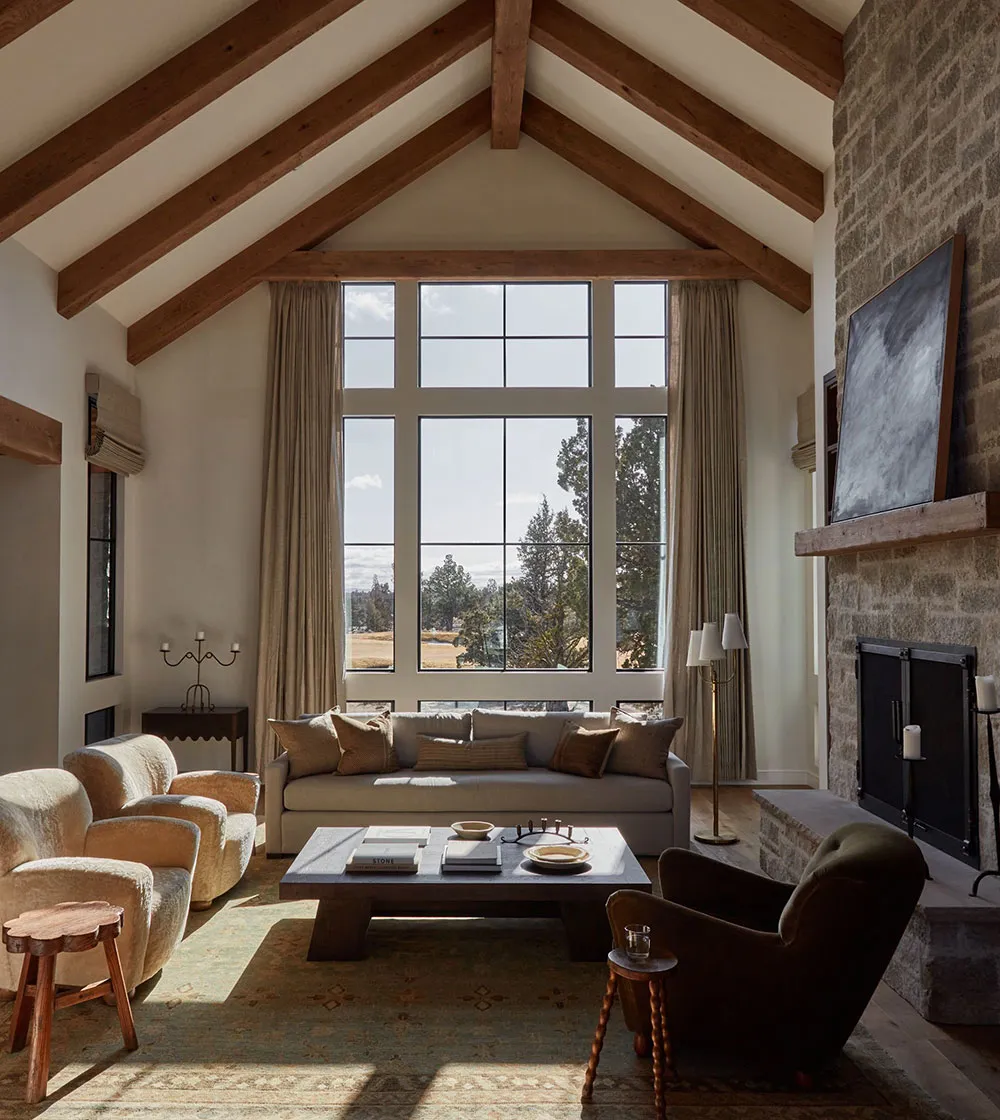 Interior acogedor en tonos beige y marrón en Oregon - Gallery image 1