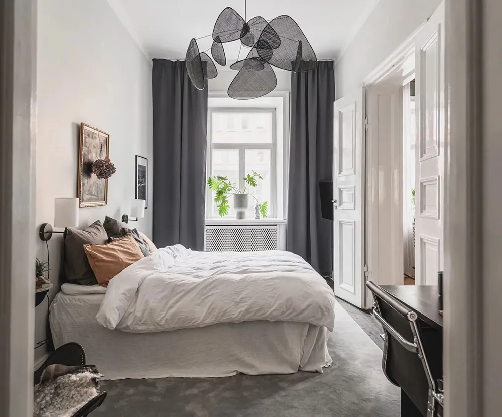 Atmosferyczny skandynawski wnętrze z ciemnym sufitem (81 m²) - Gallery image 14