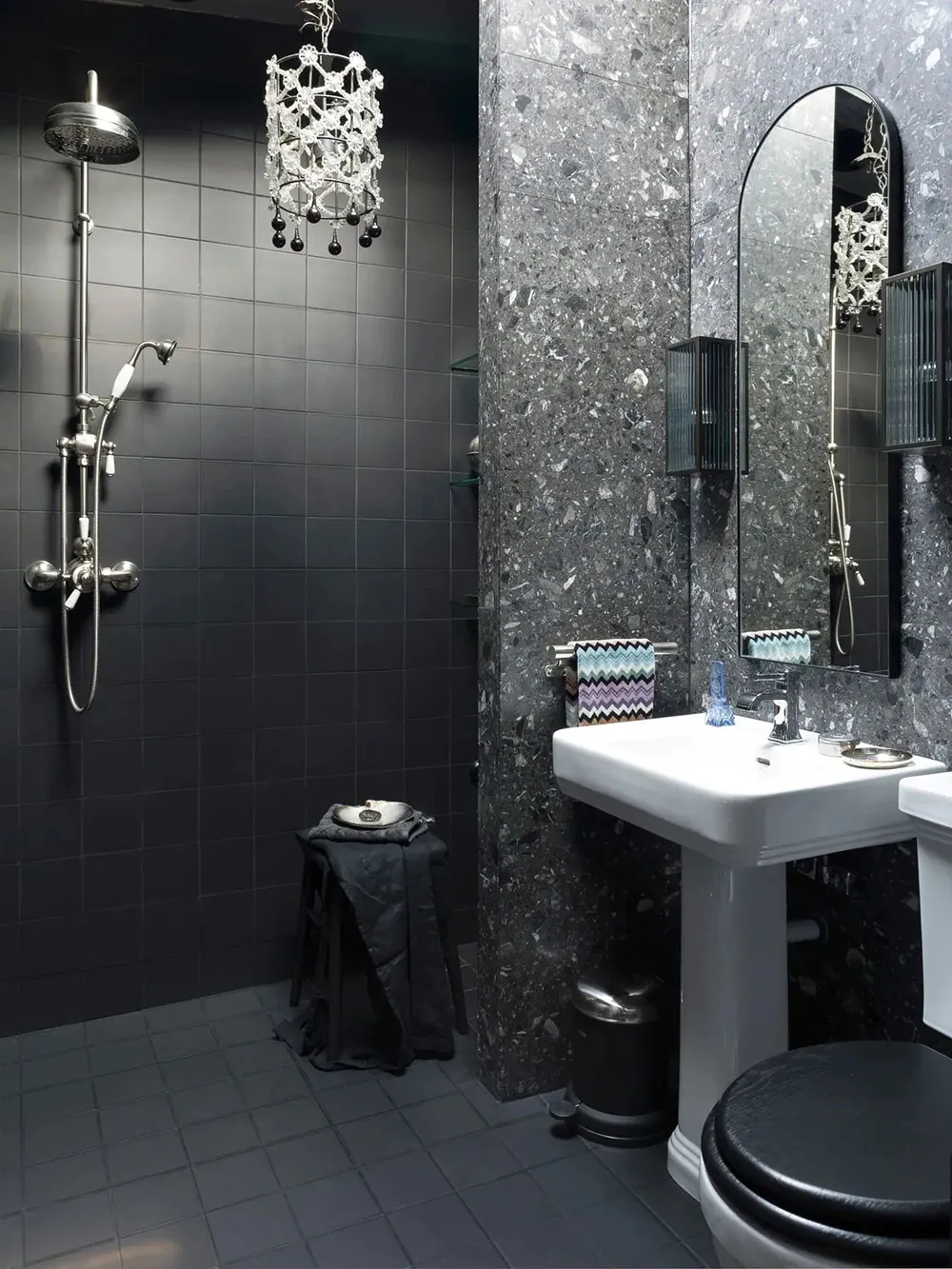 Темні відтінки та антикваріат: квартирка на даху в Гетеборзі - Gallery image 11