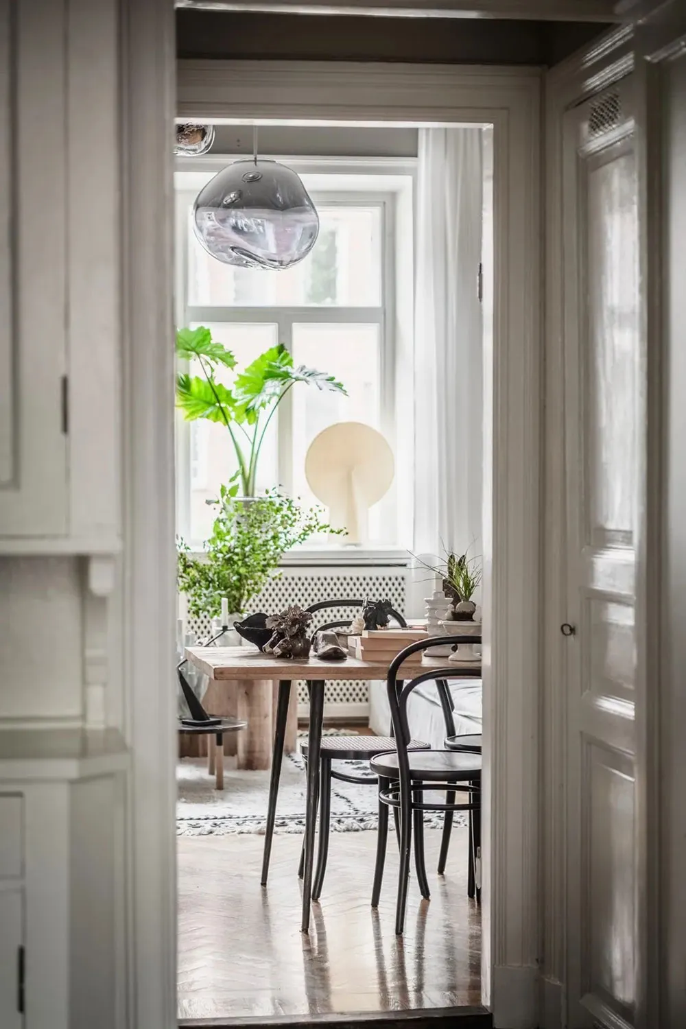 Atmosferyczny skandynawski wnętrze z ciemnym sufitem (81 m²) - Gallery image 21