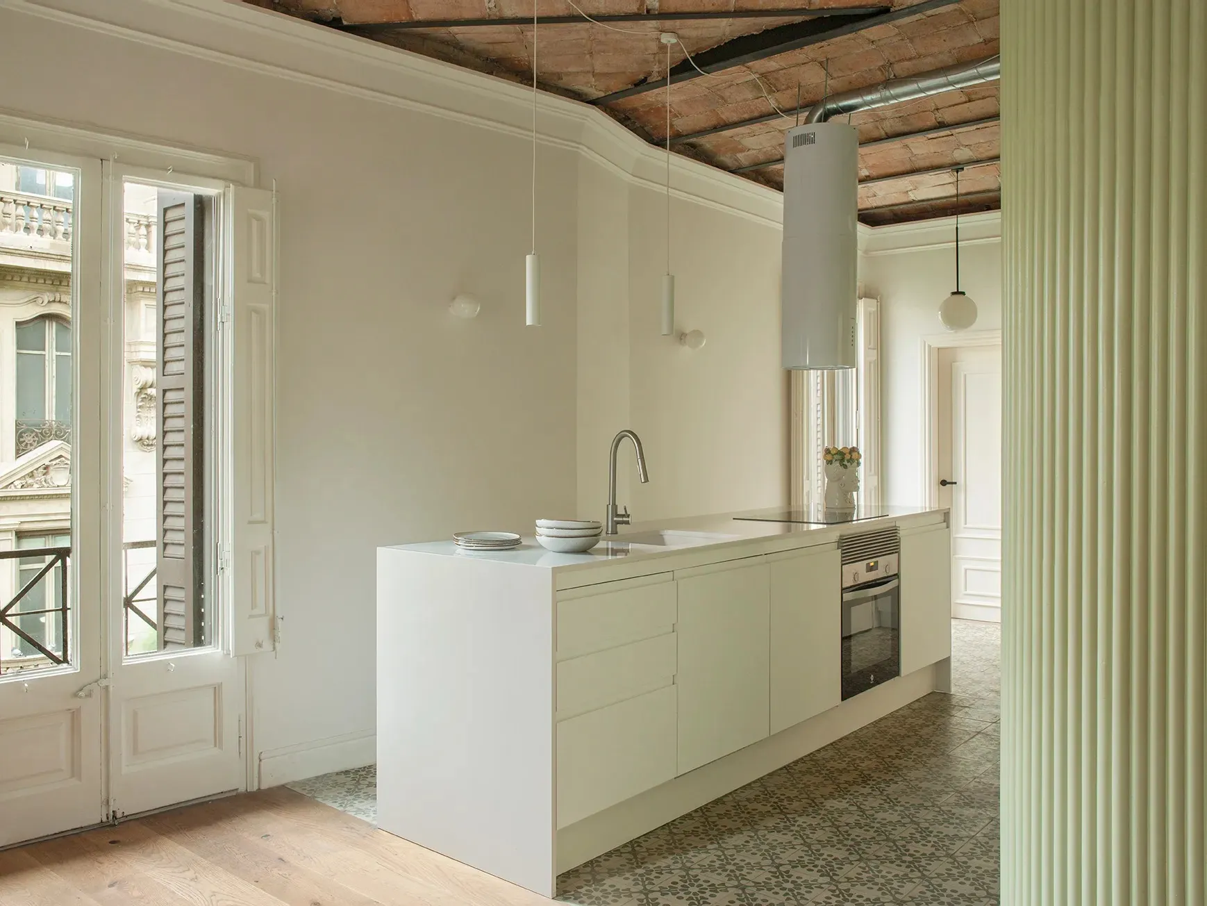 Armaduras y distribución inusual: apartamento de un blogger en Barcelona - Gallery image 3