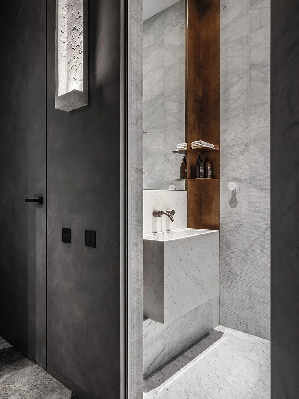 Beton, minimalizm i fotobloki w sypialni: nowoczesny mieszkanie w Moskwie - Gallery image 9