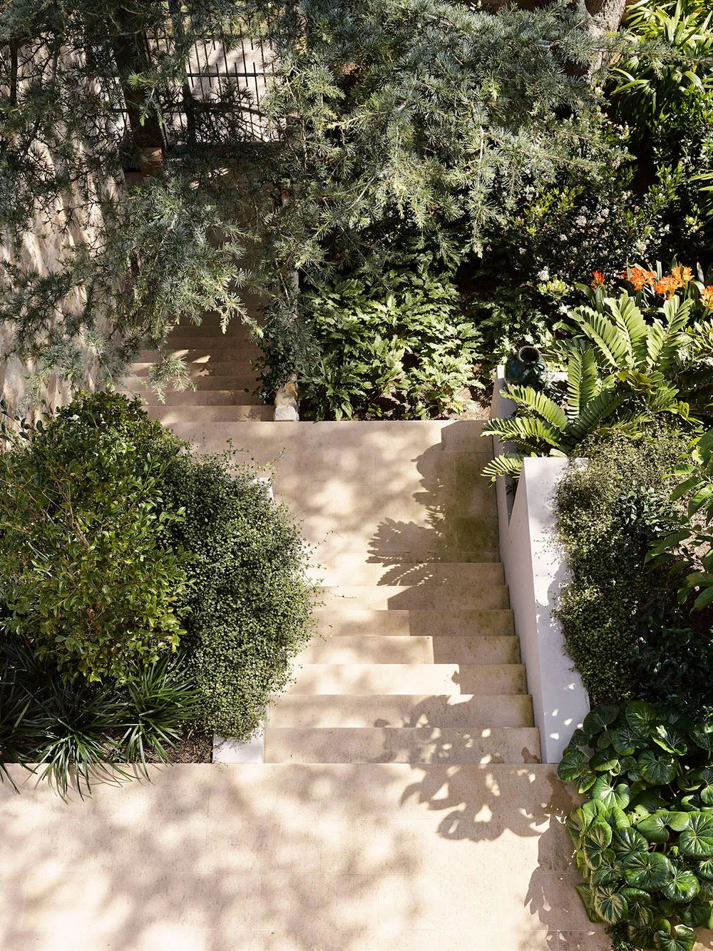 Fenêtre de plafond circulaire et cuisine en marbre : rénovation d'une maison des années 1930 à Sydney - Gallery image 21