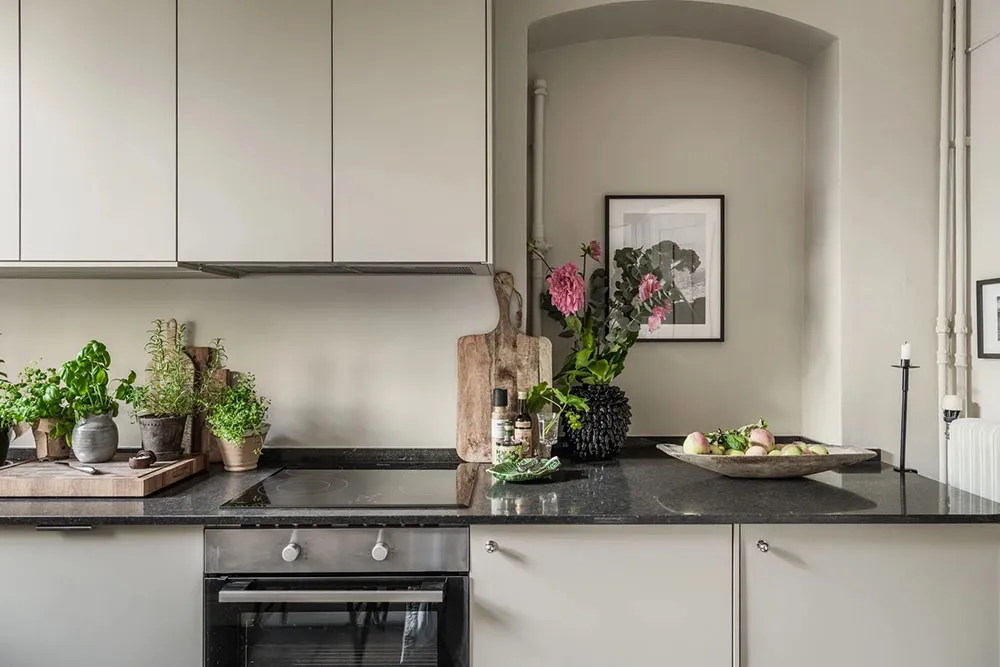 Atmosferyczny skandynawski wnętrze z ciemnym sufitem (81 m²) - Gallery image 24