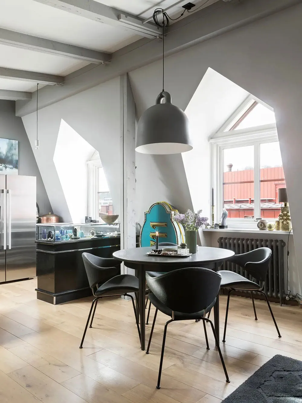 Темні відтінки та антикваріат: квартирка на даху в Гетеборзі - Gallery image 5