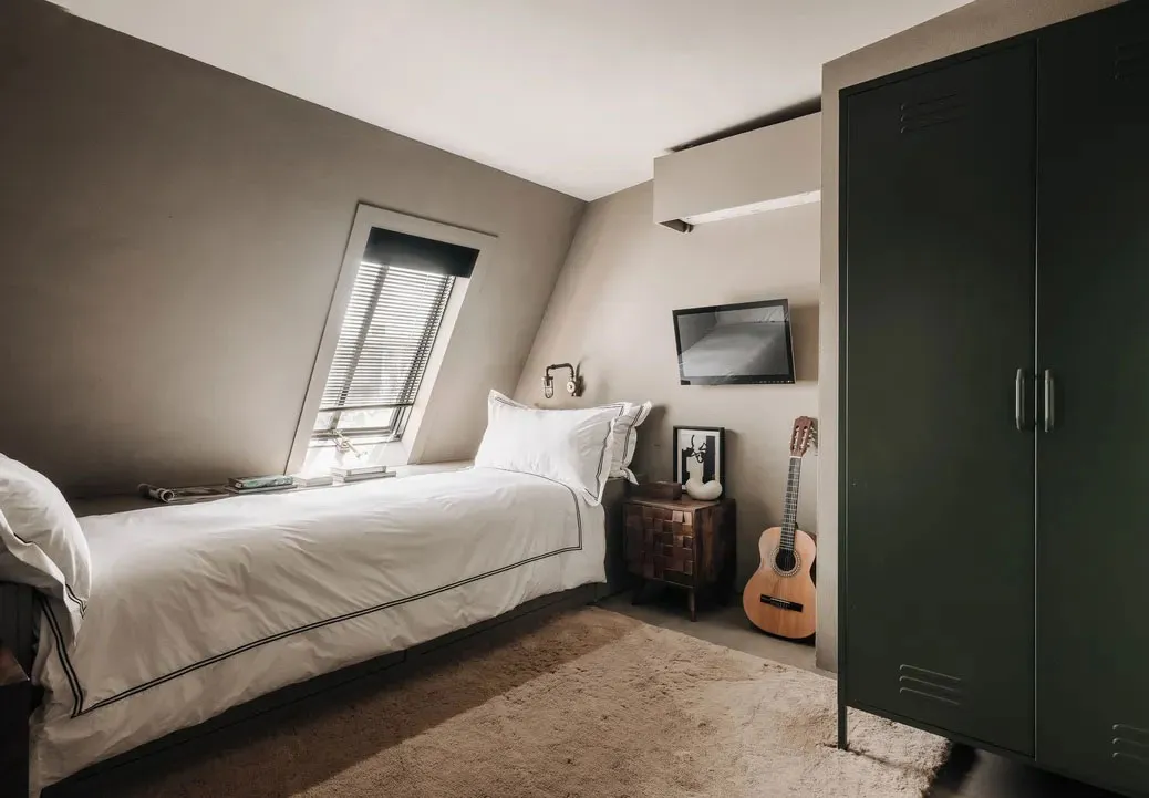 Naturalny minimalizm w designie mieszkania w domu na kanale w Amsterdamie - Gallery image 26