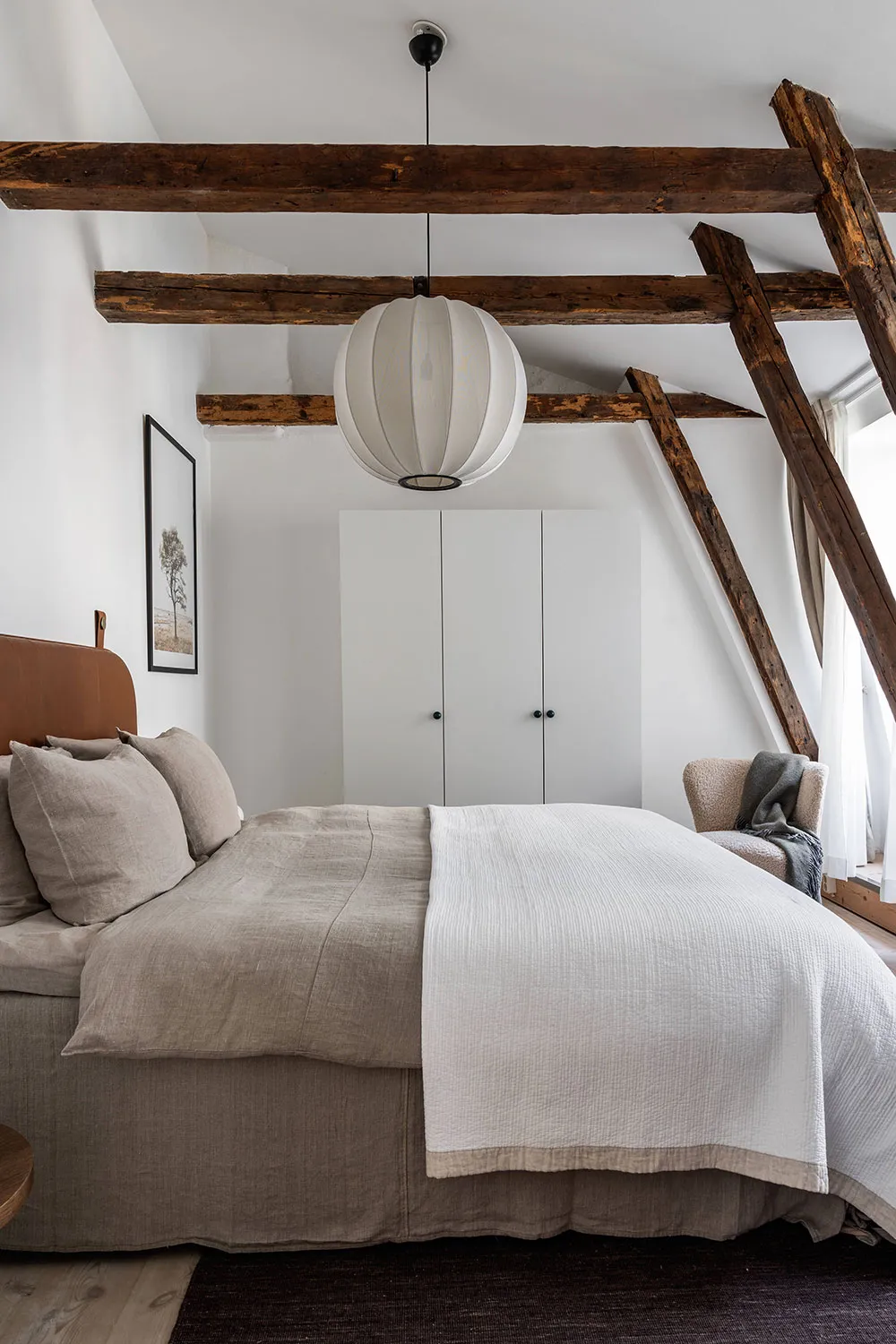 Эффектная мансарда с балками в Стокгольме - Gallery image 15