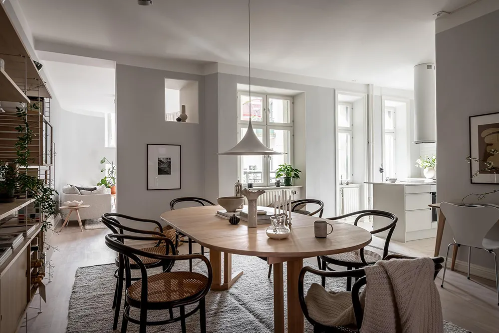 Graue Wände und runde Wohnzimmer: Wohnung in einem alten Haus in Gotenburg - 15