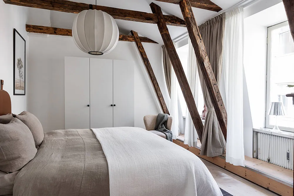 Эффектная мансарда с балками в Стокгольме - Gallery image 14