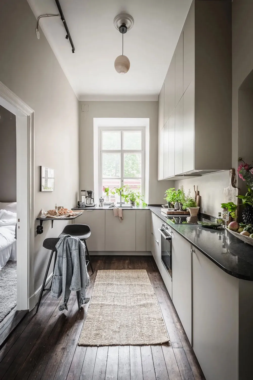 Atmosferyczny skandynawski wnętrze z ciemnym sufitem (81 m²) - Gallery image 27