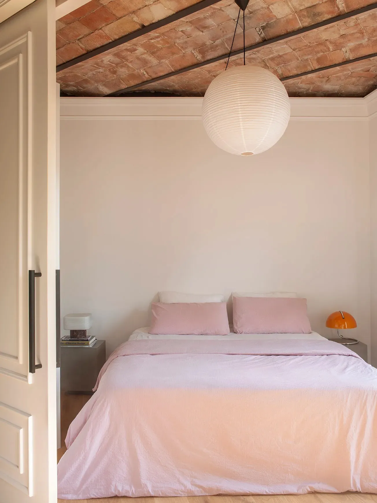 Armaduras y distribución inusual: apartamento de un blogger en Barcelona - Gallery image 7