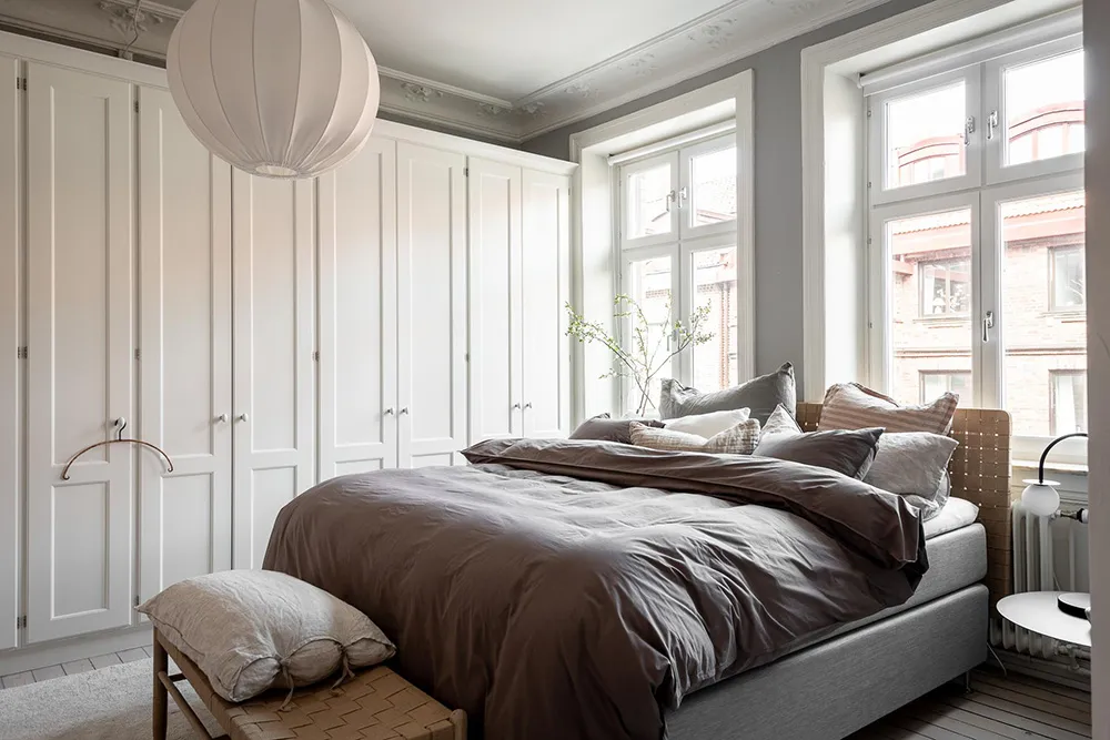 Graue Wände und runde Wohnzimmer: Wohnung in einem alten Haus in Gotenburg - 5