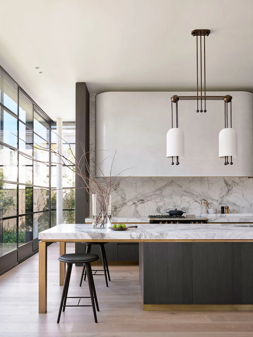 Fenêtre de plafond circulaire et cuisine en marbre : rénovation d'une maison des années 1930 à Sydney - Gallery image 5