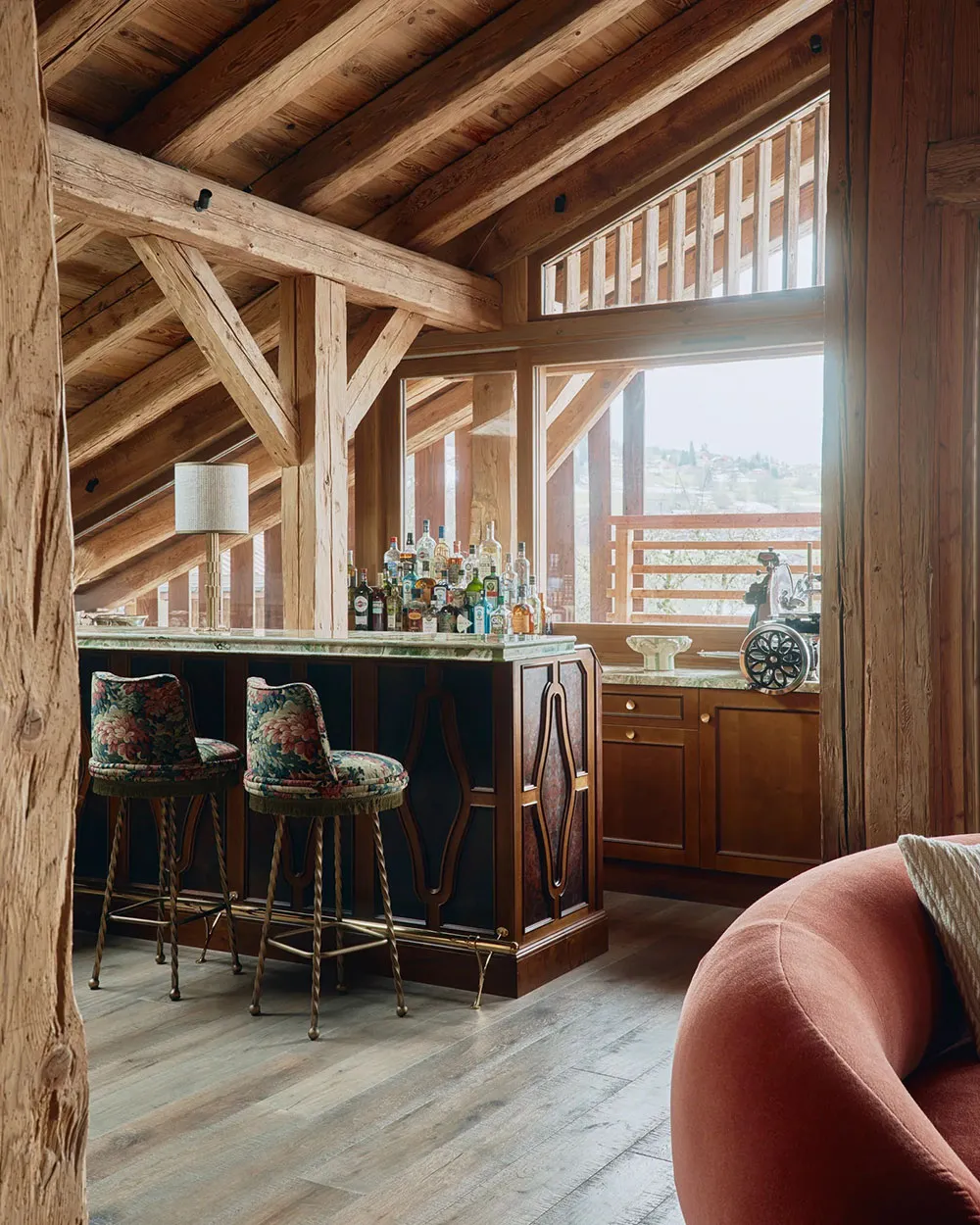 Mix of Traditional Alpine Motifs and Modern Decor: Bright Chalet in Mежeve - Gallery image 3