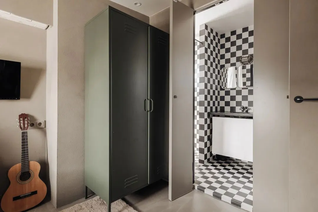 Naturalny minimalizm w designie mieszkania w domu na kanale w Amsterdamie - Gallery image 28