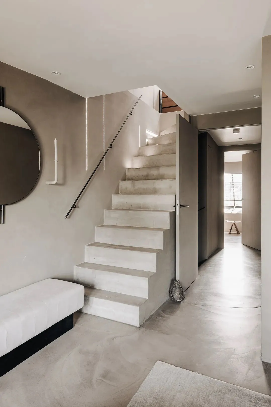 Naturalny minimalizm w designie mieszkania w domu na kanale w Amsterdamie - Gallery image 32