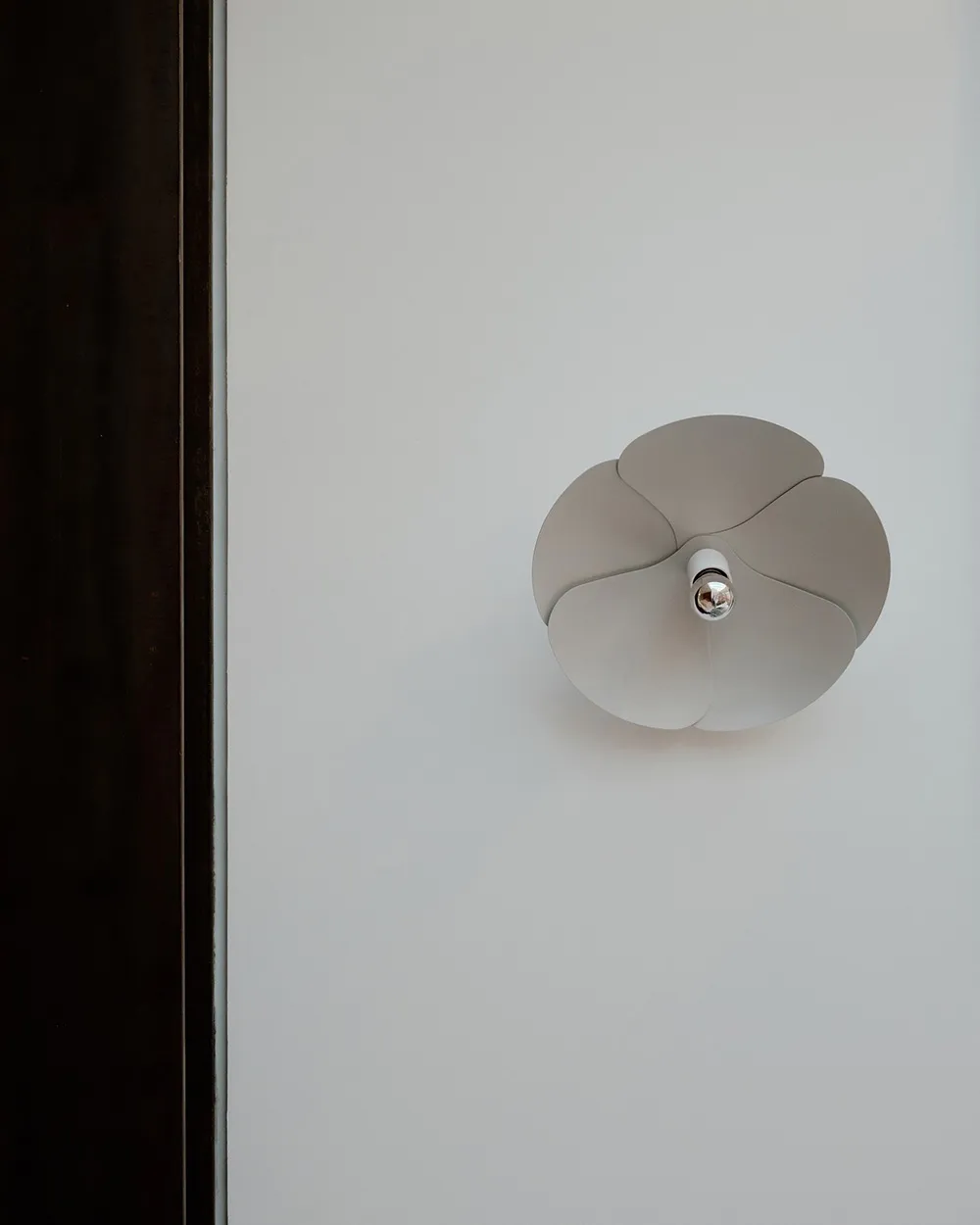 Miks stylów i słoneczny świat w wnętrzach niezwykłego taunhouse'a w Nowym Jorku - Gallery image 13