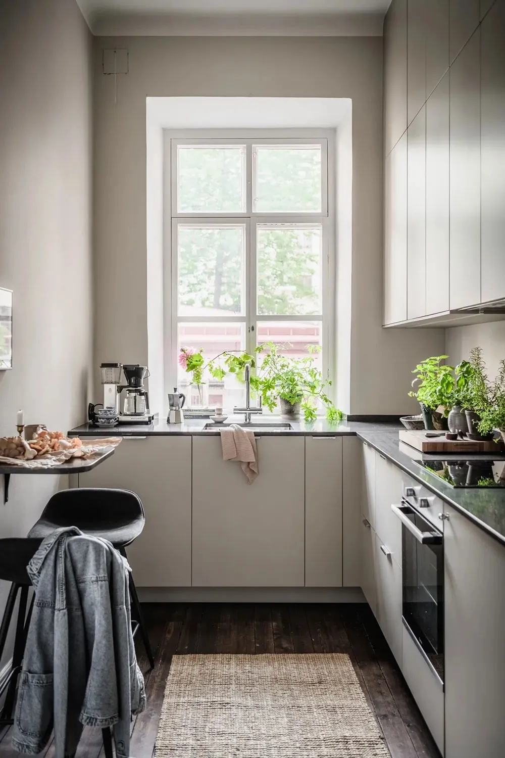 Atmosferyczny skandynawski wnętrze z ciemnym sufitem (81 m²) - Gallery image 26