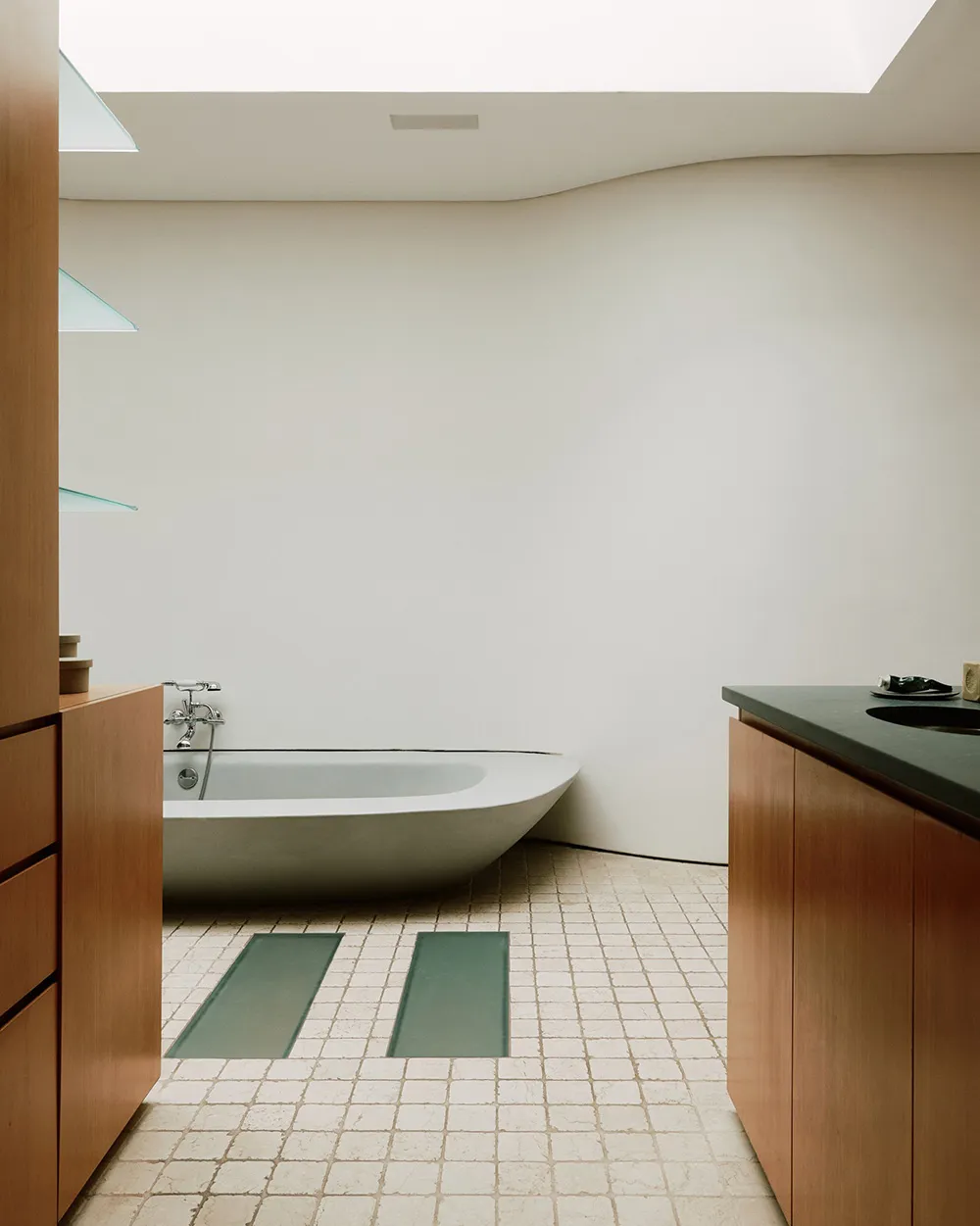 Miks stylów i słoneczny świat w wnętrzach niezwykłego taunhouse'a w Nowym Jorku - Gallery image 21