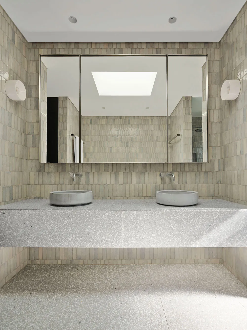 Fenêtre de plafond circulaire et cuisine en marbre : rénovation d'une maison des années 1930 à Sydney - Gallery image 19